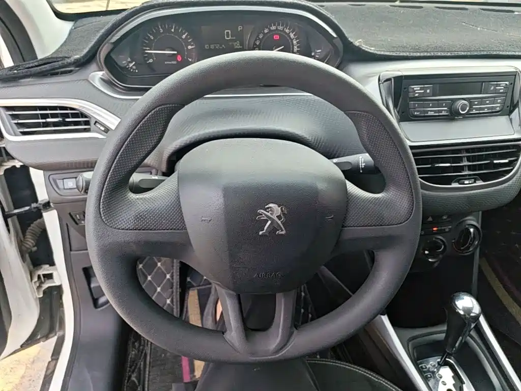 Peugeot 2008 2016 — фото 11