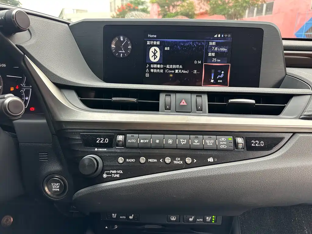 Lexus ES 2018 — фото 12