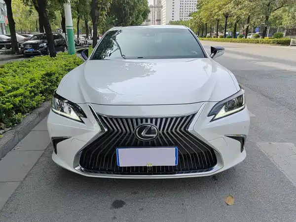 Lexus ES 2020