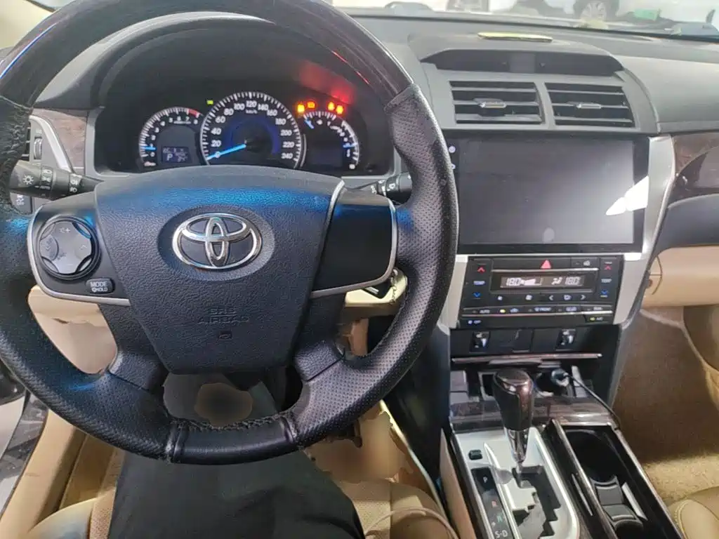 Toyota Camry 2015 — фото 10