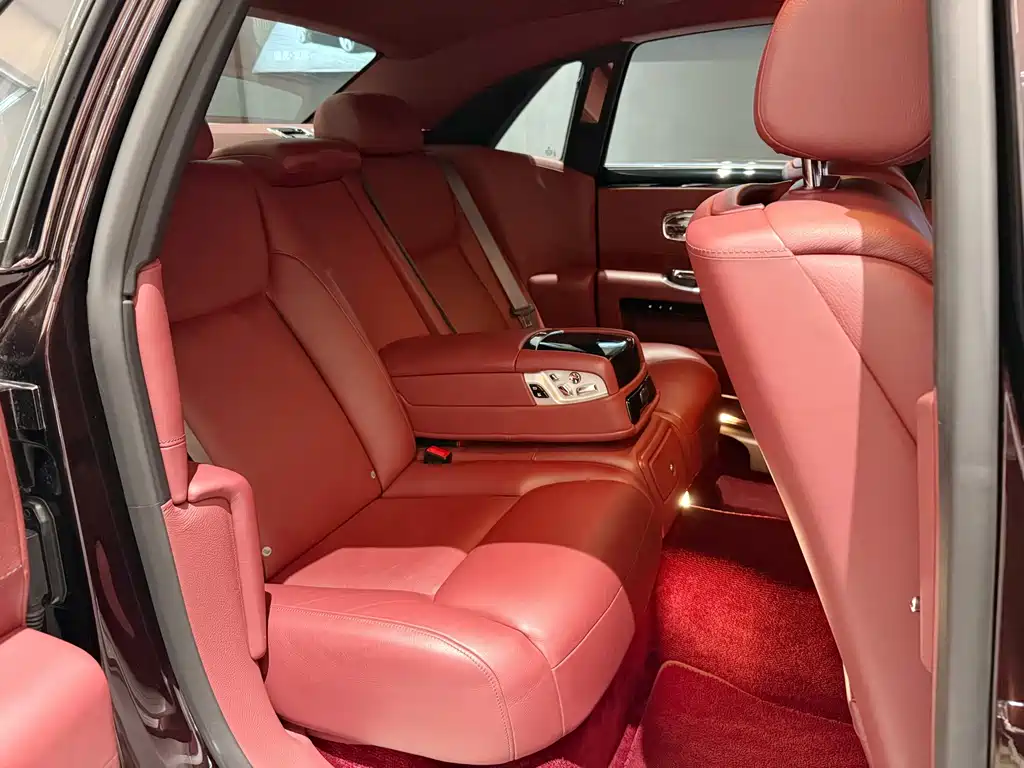 Rolls-Royce Ghost 2018 — фото 13