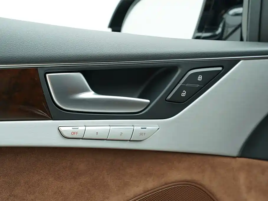 Audi A8 2015 — фото 10
