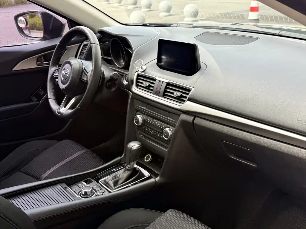 Mazda 3 Axela 2018 — фото 11