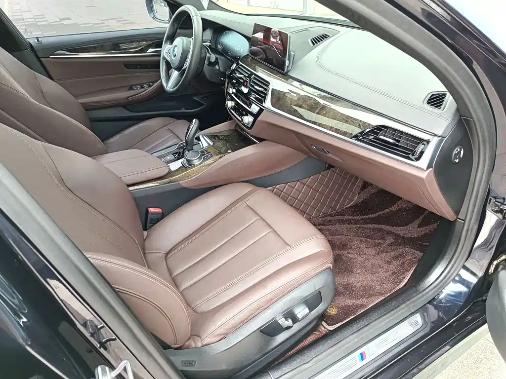 BMW 5 Series 2019 — фото 11