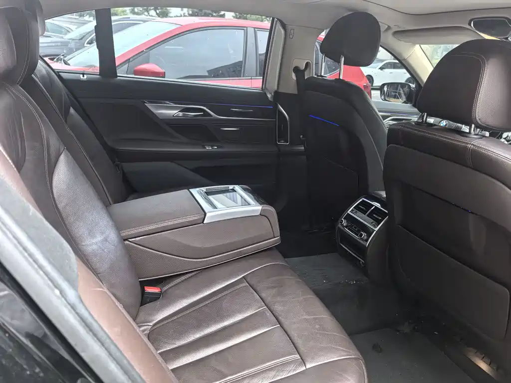 BMW 7 Series 2017 — фото 11