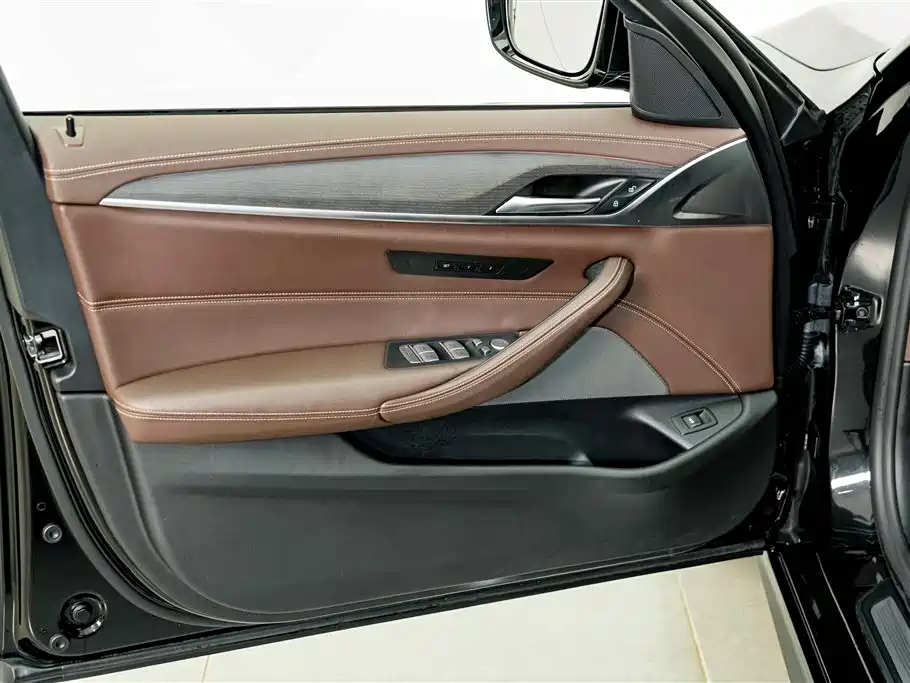 BMW 5 Series 2022 — фото 16