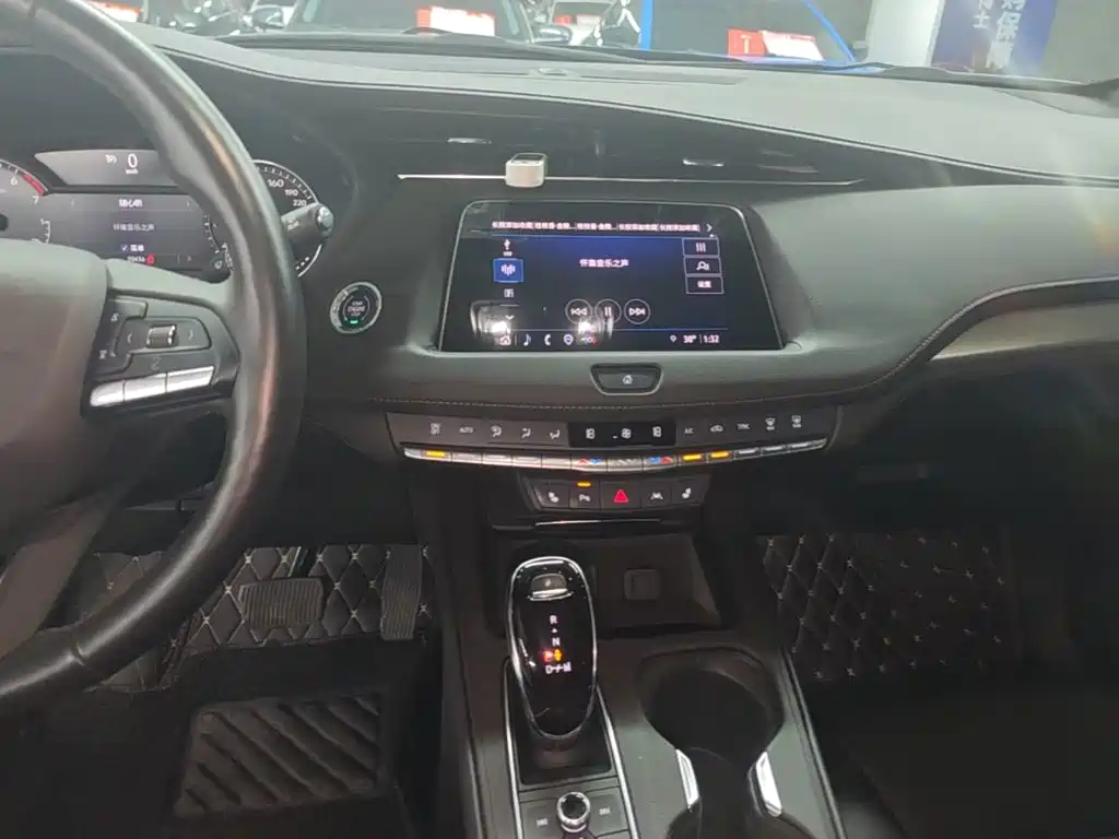 Cadillac XT4 2023 — фото 13