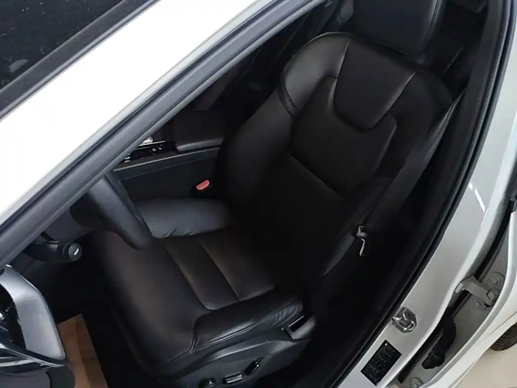 Volvo XC60 2022 — фото 15