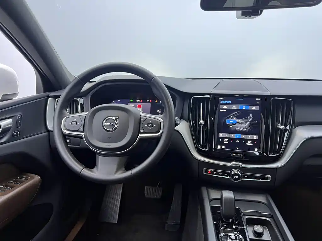 Volvo XC60 2022 — фото 24