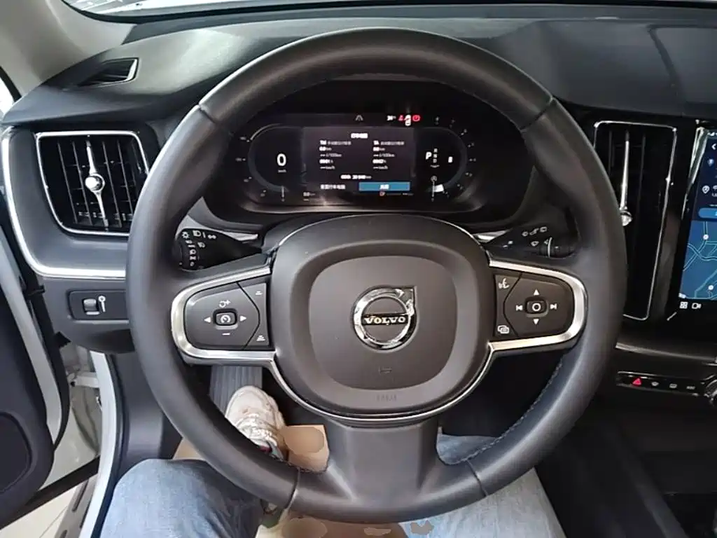 Volvo XC60 2022 — фото 11