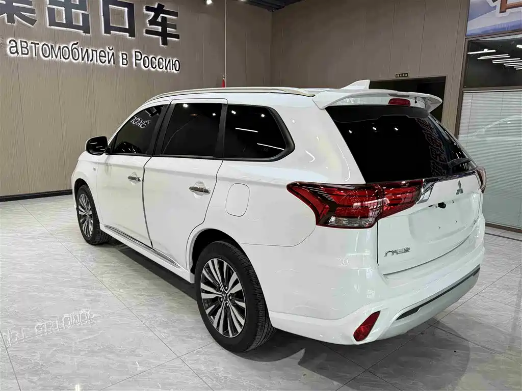 Mitsubishi Outlander 2022 — фото 6