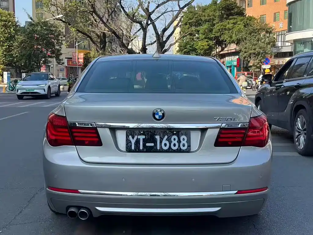 BMW 7 Series 2013 — фото 8