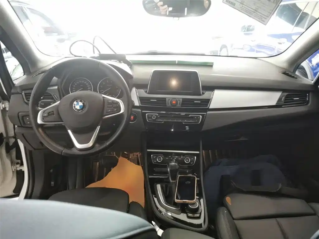 BMW 2 Series Active Tourer 2017 — фото 10