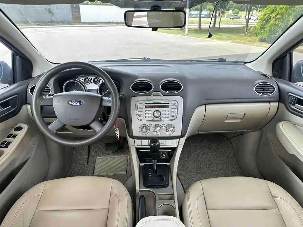 Ford Focus 2014 — фото 10