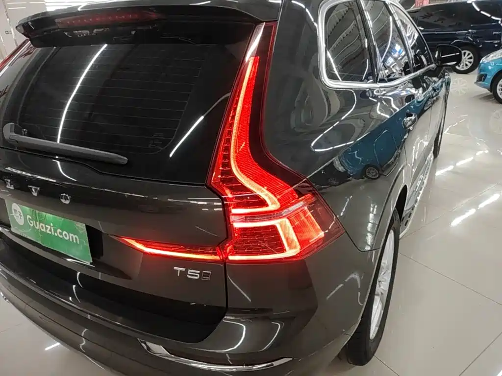 Volvo XC60 2021 — фото 8
