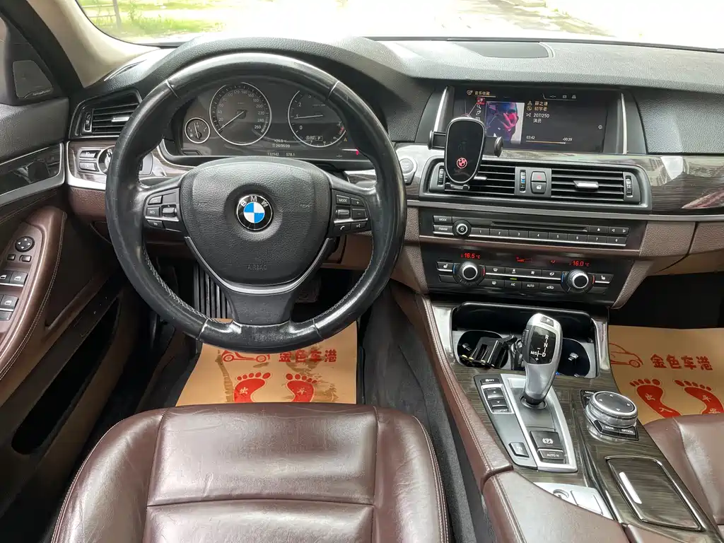 BMW 5 Series 2015 — фото 10