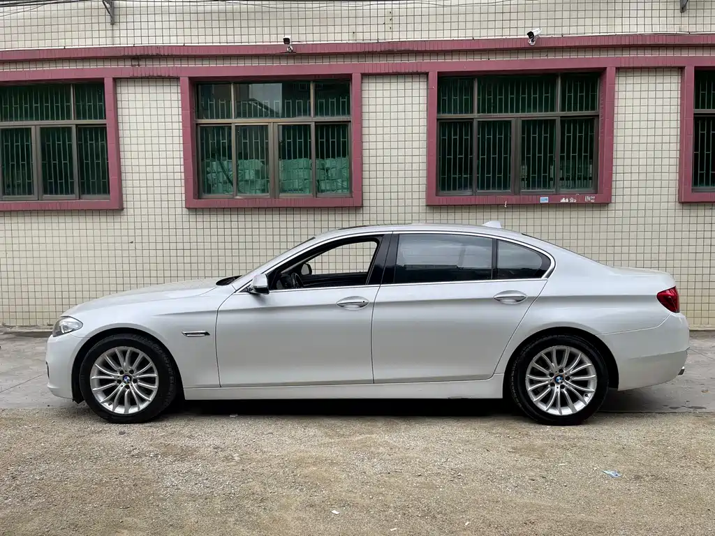 BMW 5 Series 2015 — фото 16