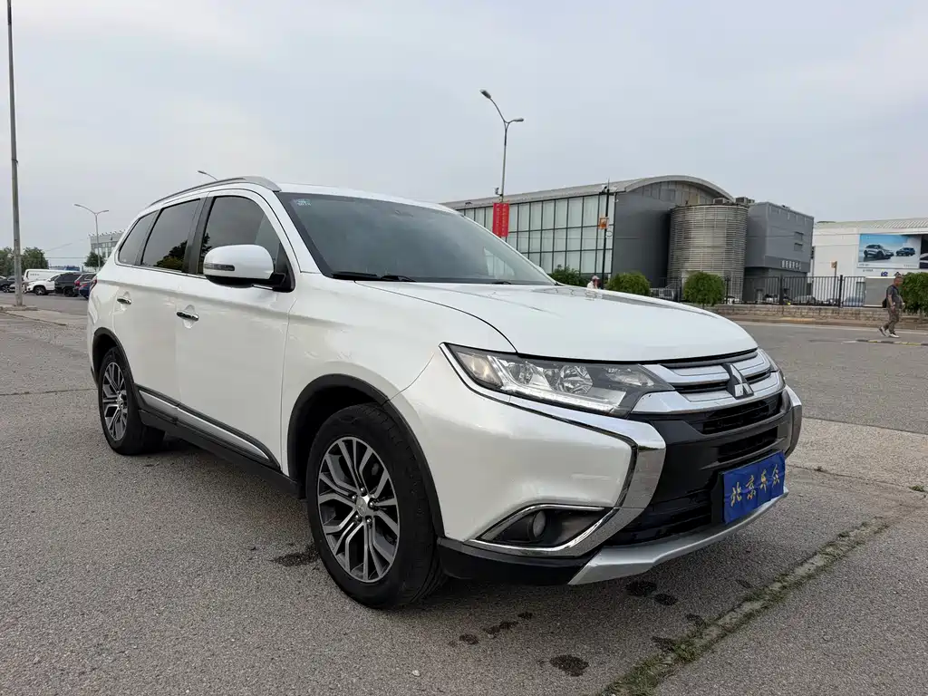 Mitsubishi Outlander 2018 — фото 3