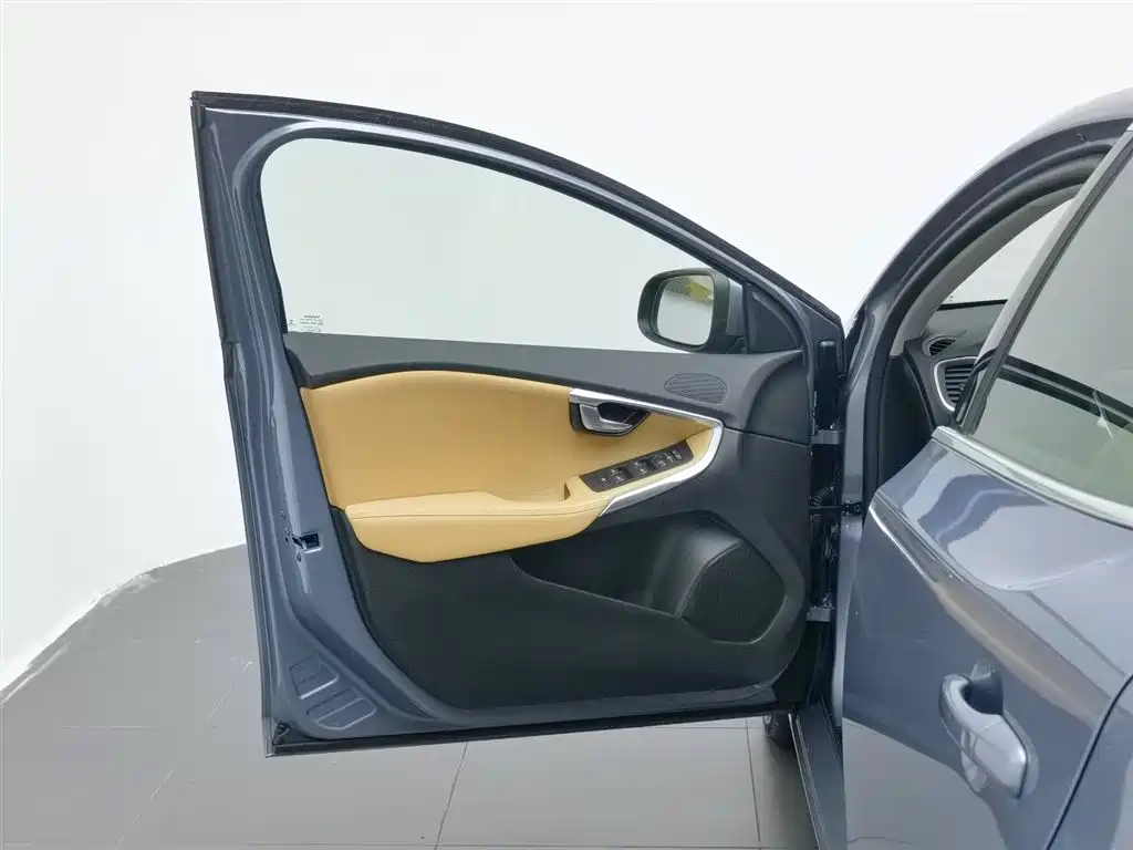 Volvo V40 2017 — фото 8