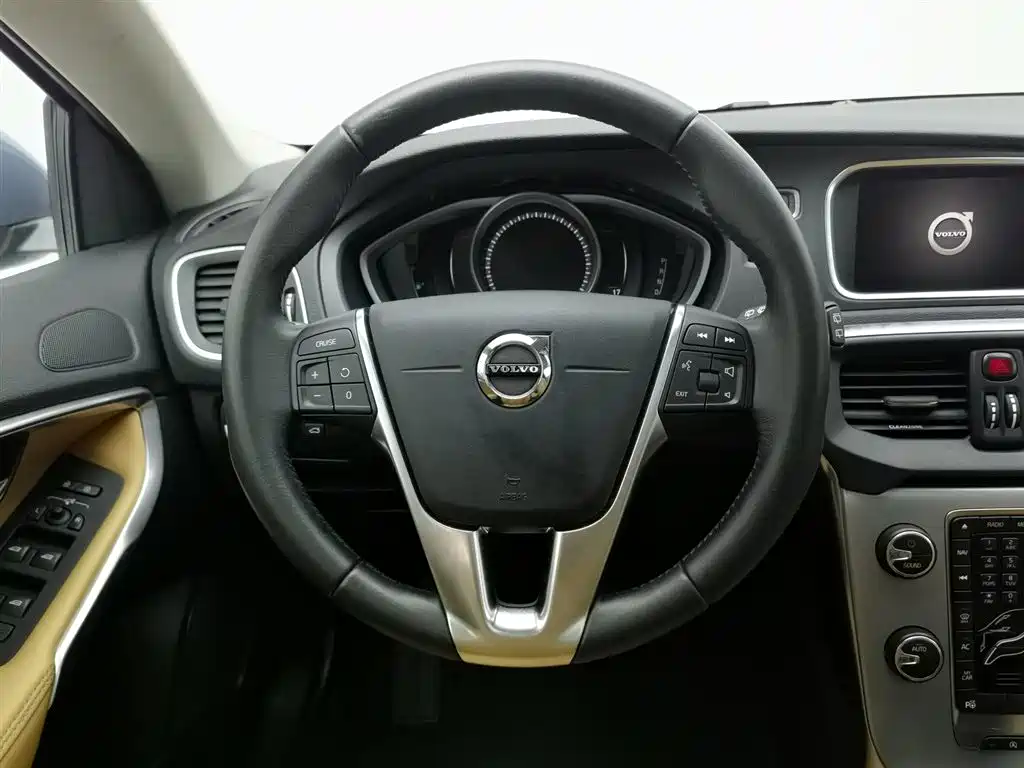 Volvo V40 2017 — фото 11