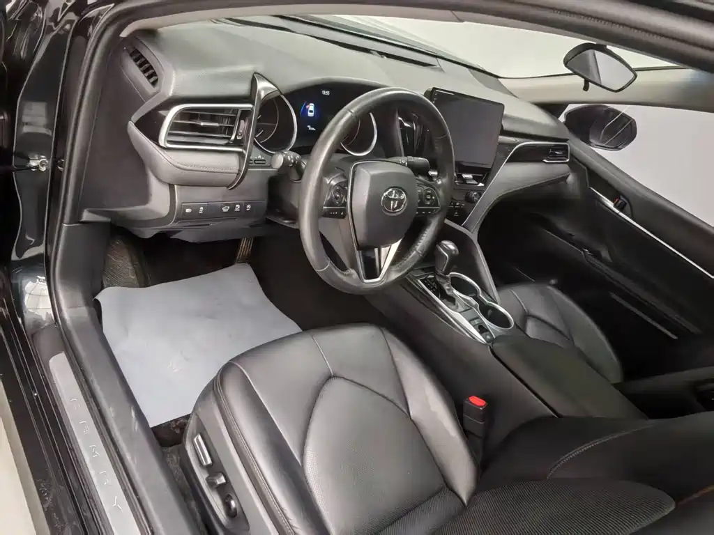 Toyota Camry 2023 — фото 11