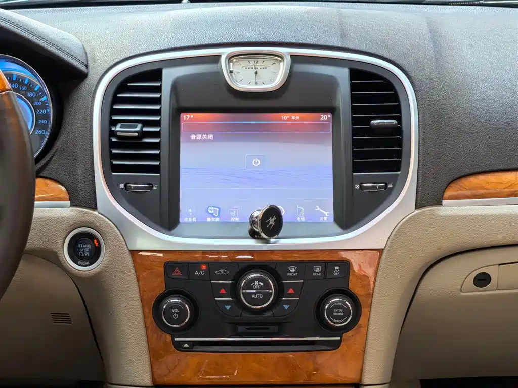 Chrysler 300C 2014 — фото 13