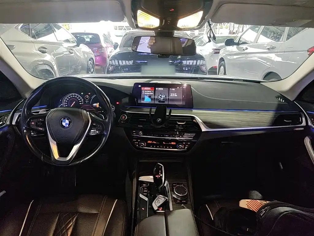 BMW 5 Series 2017 — фото 10