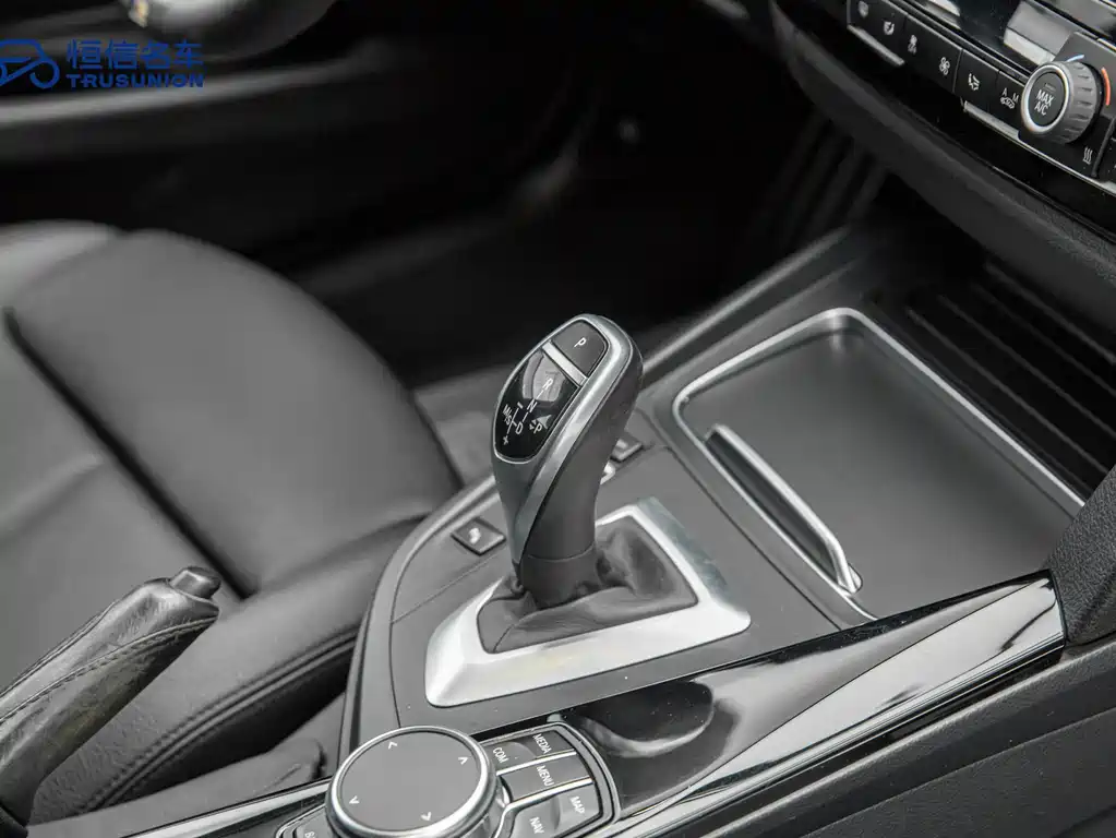BMW 3 Series 2018 — фото 16