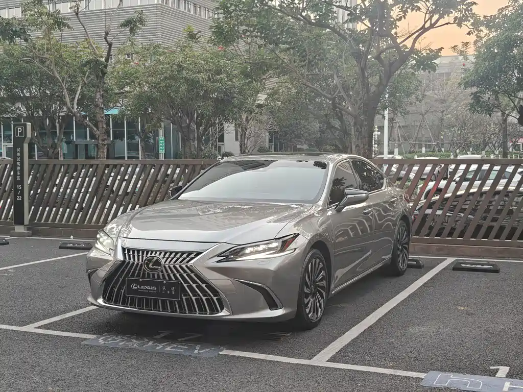 Lexus ES 2023 — фото 1