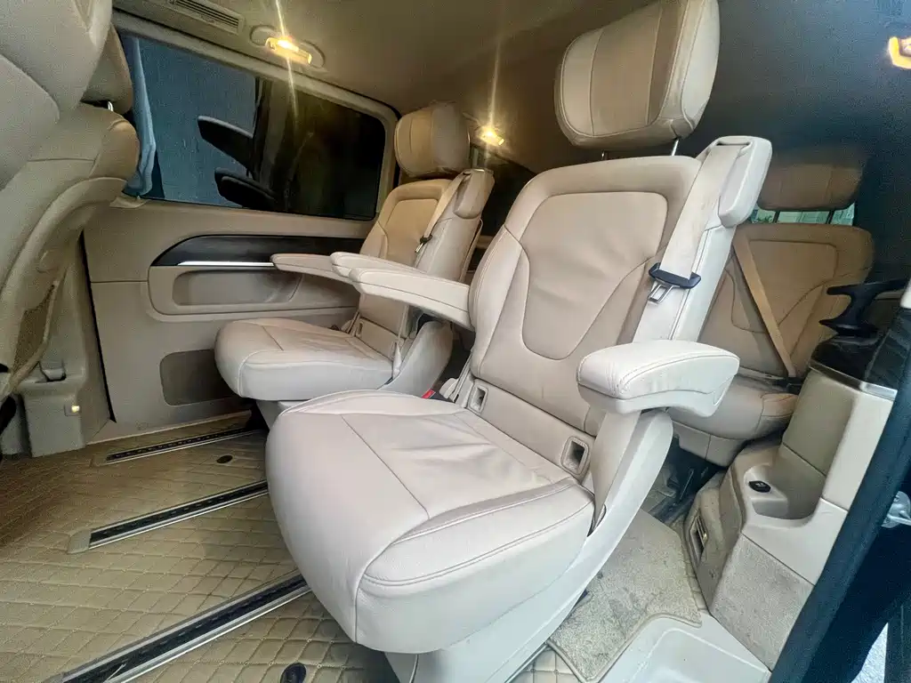 Mercedes-Benz V-Class 2018 — фото 13