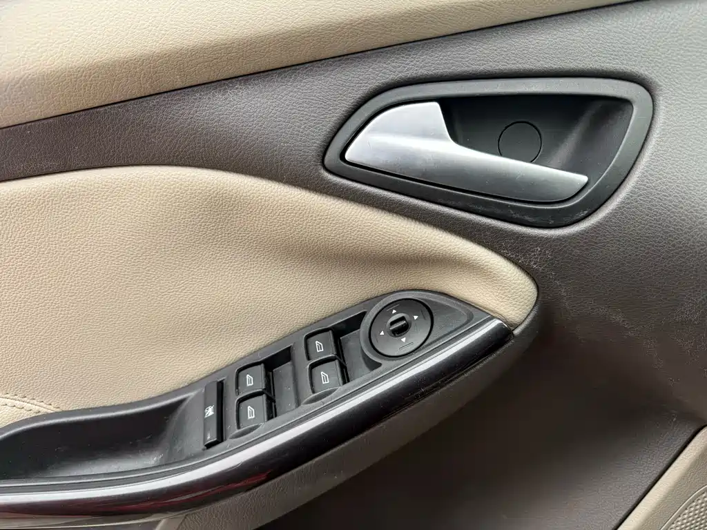 Ford Focus 2012 — фото 17