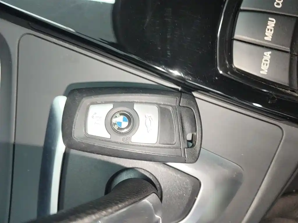 BMW 3 Series 2018 — фото 9
