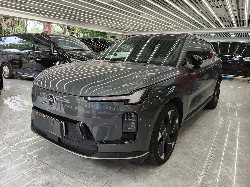 Volvo XC70 PHEV 2025