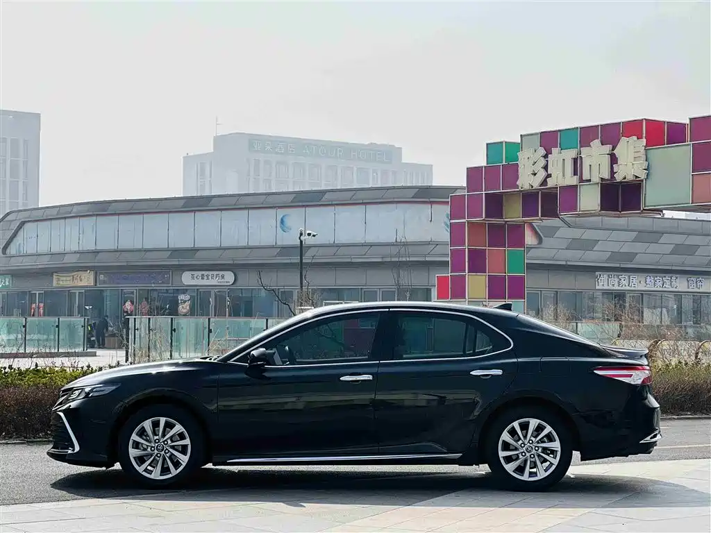 Toyota Camry 2023 — фото 3