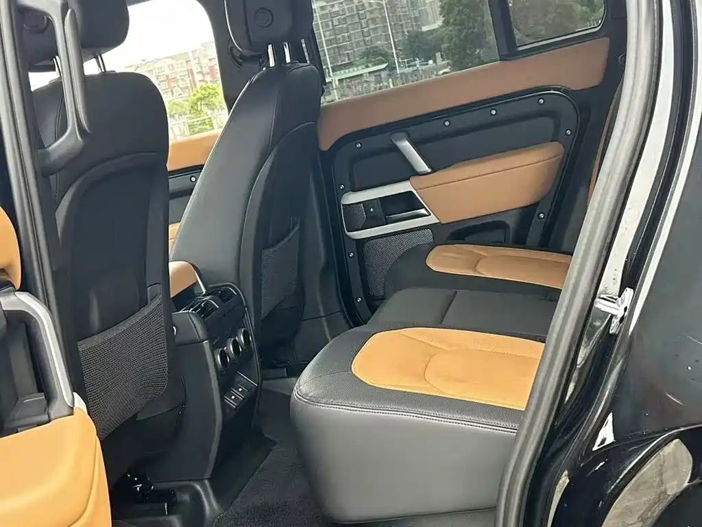 Land Rover Defender 2023 — фото 10