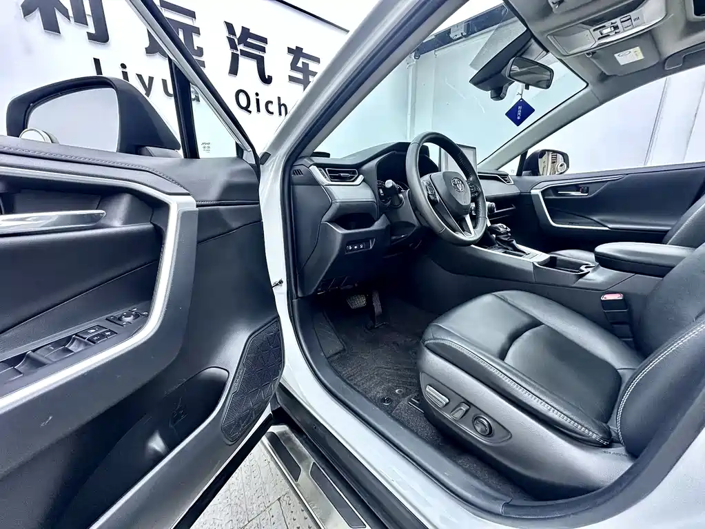 Toyota RAV4 2021 — фото 14
