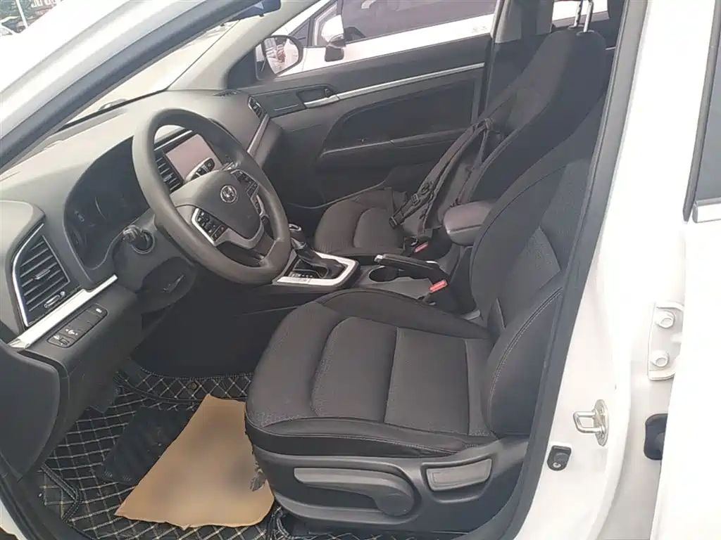Hyundai Elantra 2018 — фото 15