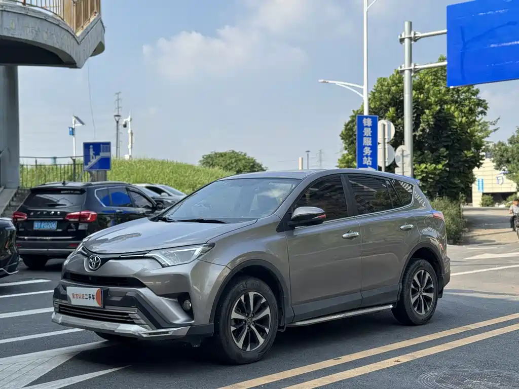 Toyota RAV4 2019 — фото 1