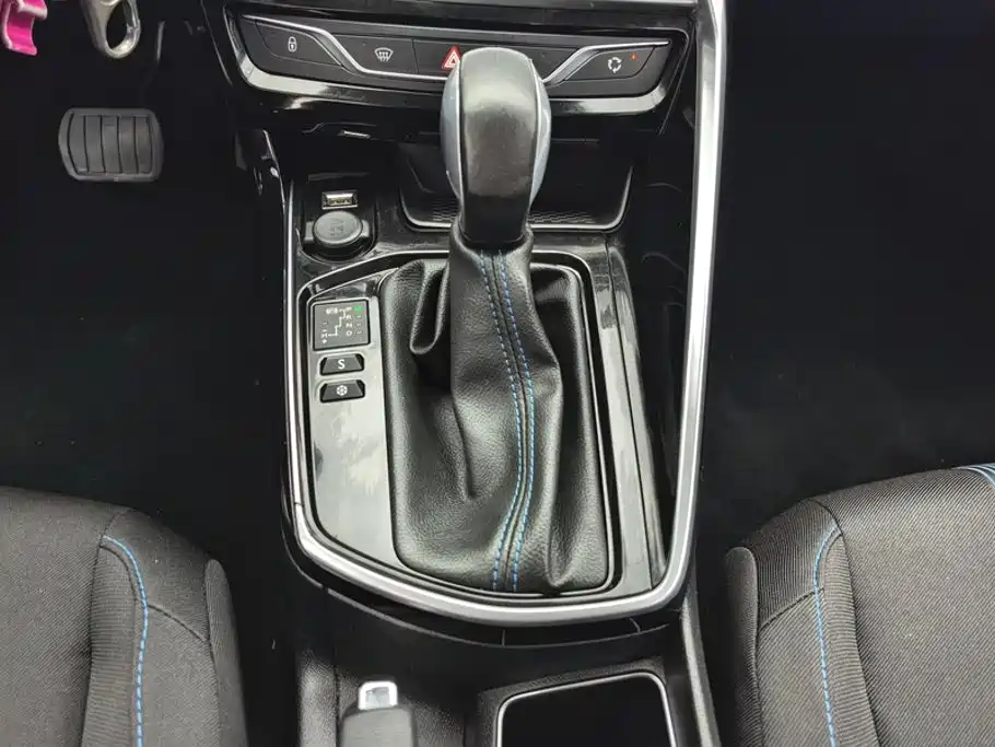 Peugeot 308 2018 — фото 16