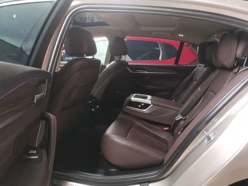 BMW 5 Series 2019 — фото 17