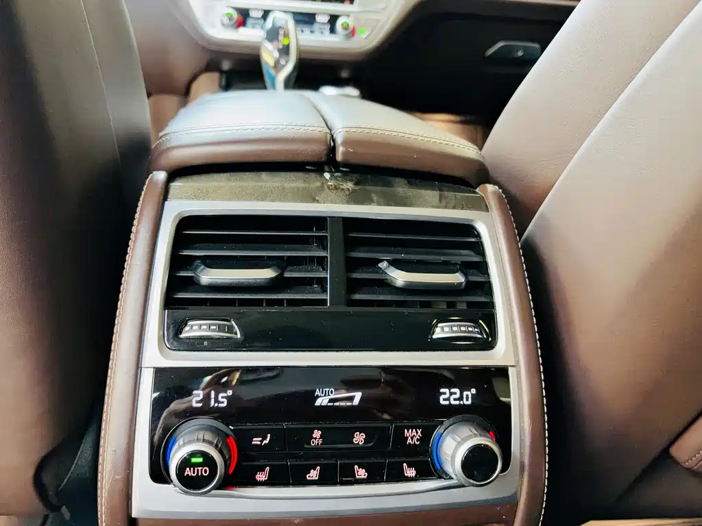 BMW 7 Series 2018 — фото 11