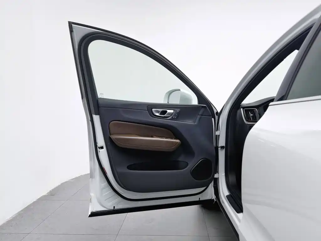 Volvo XC60 2020 — фото 8