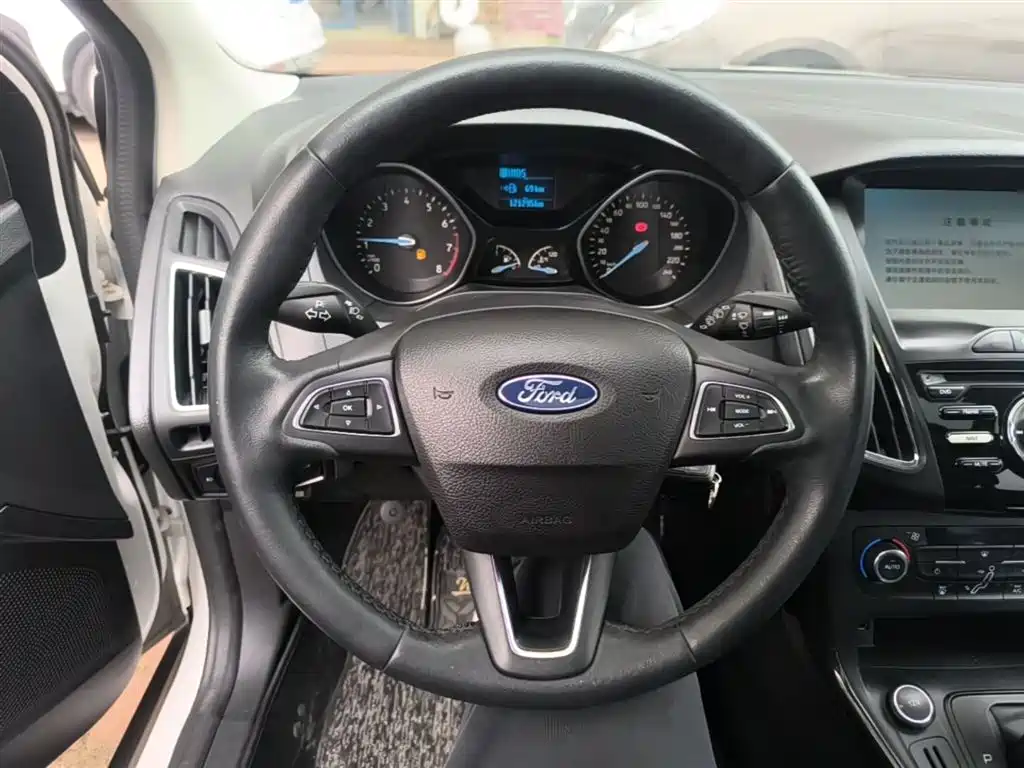 Ford Focus 2017 — фото 11