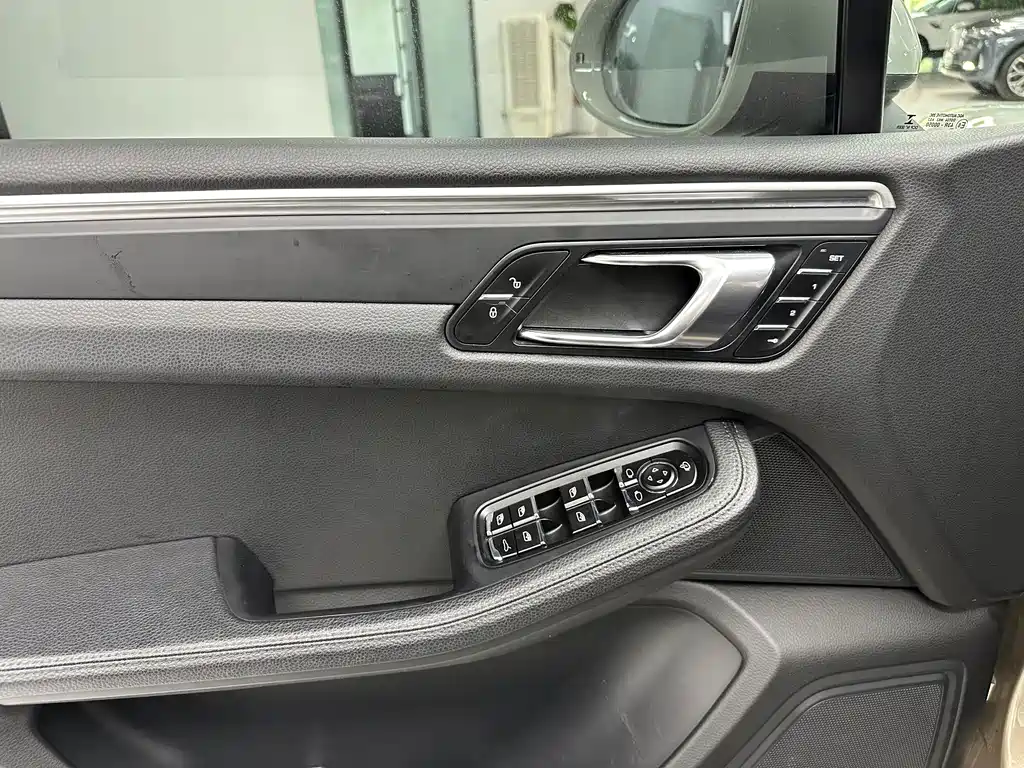 Porsche Macan 2017 — фото 12