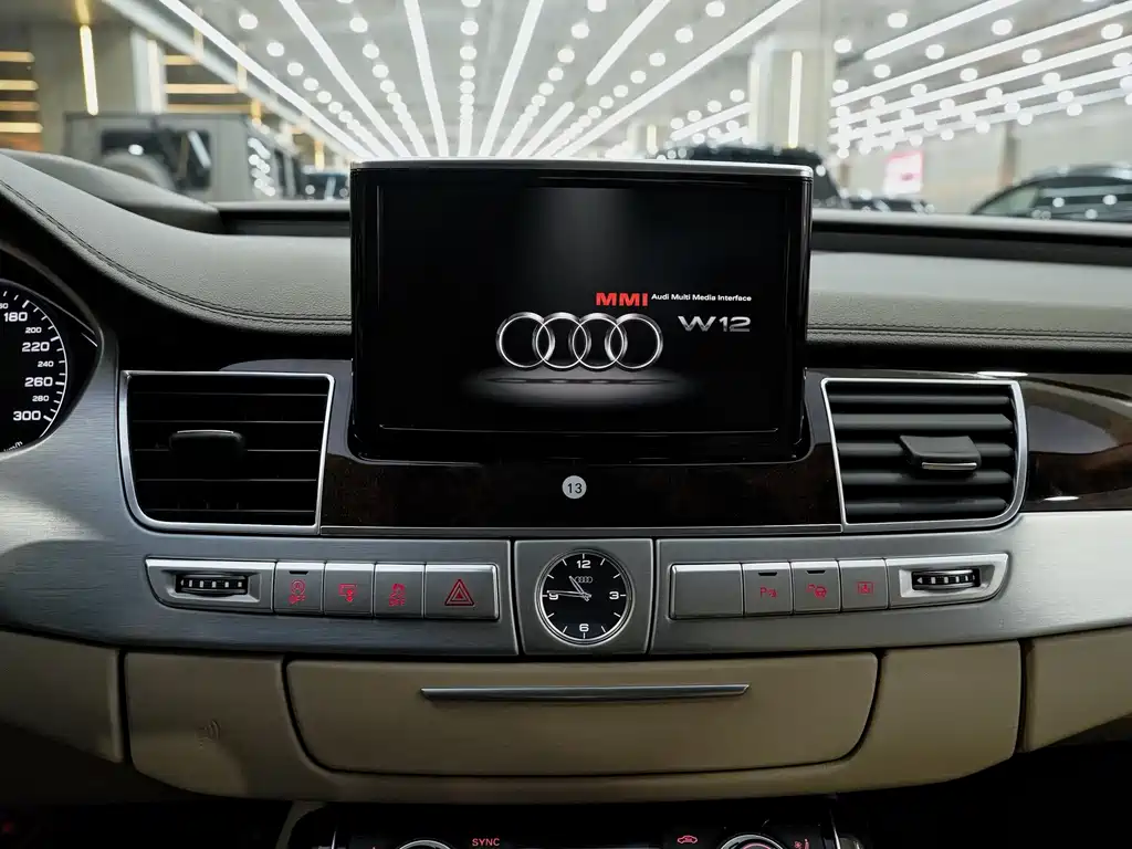 Audi A8 2017 — фото 27