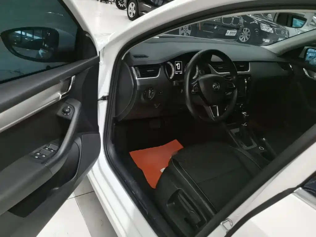 Skoda Octavia 2018 — фото 16