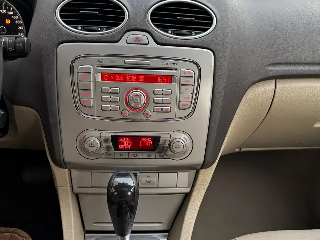 Ford Focus 2015 — фото 14