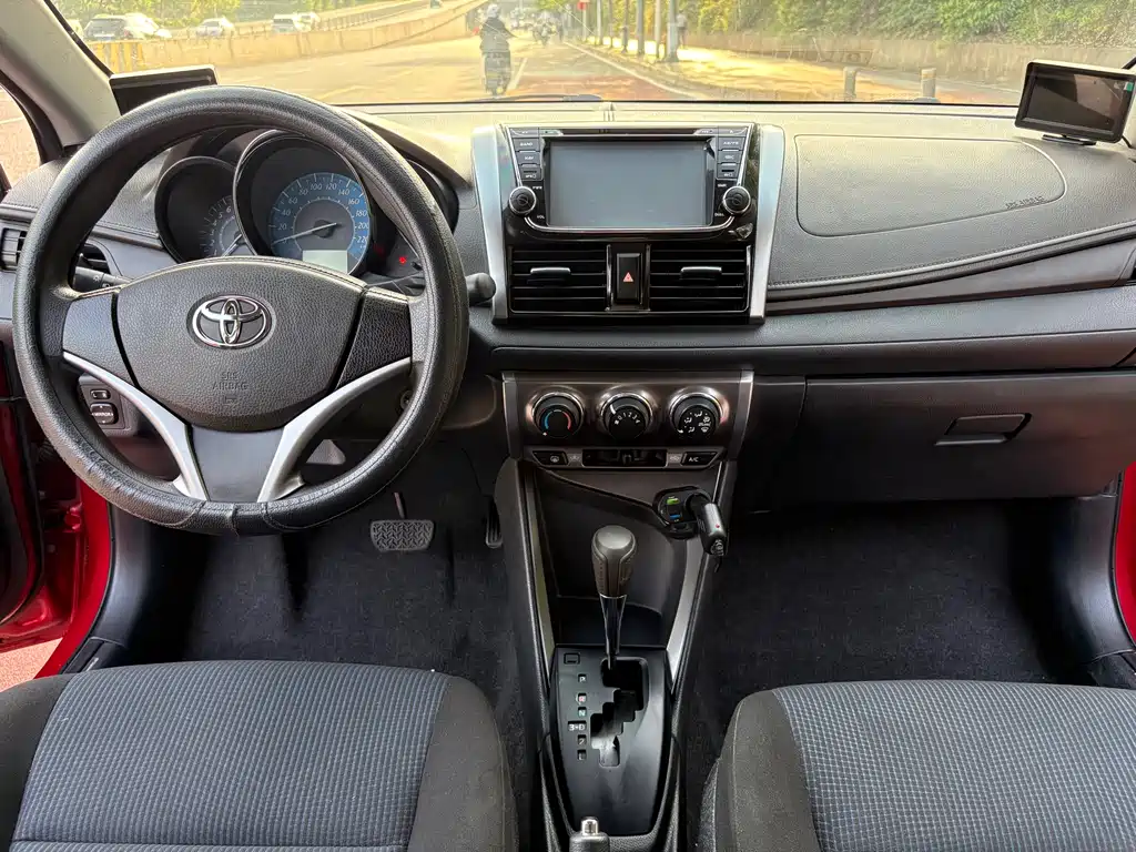 Toyota Yaris L 2015 — фото 8