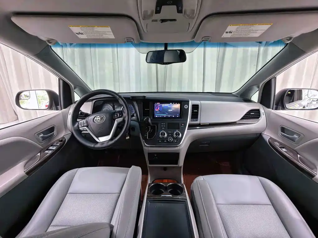 Toyota Sienna 2017 — фото 4