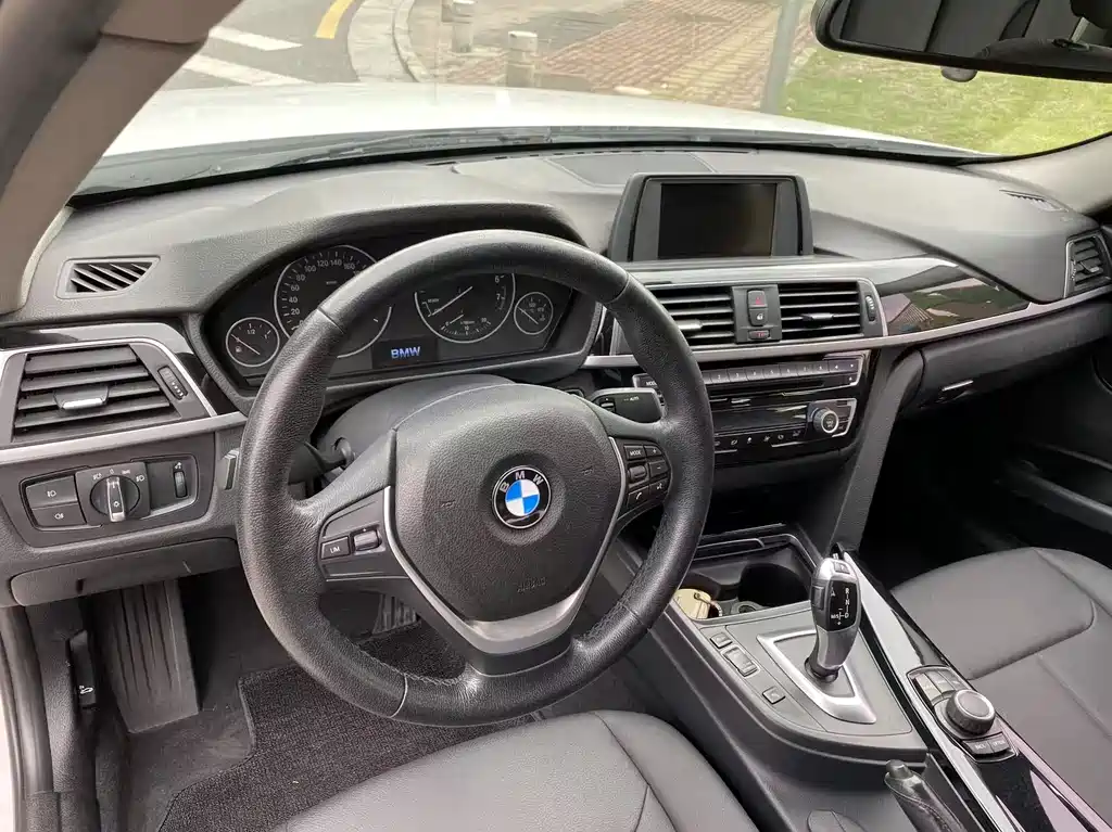 BMW 3 Series 2017 — фото 19